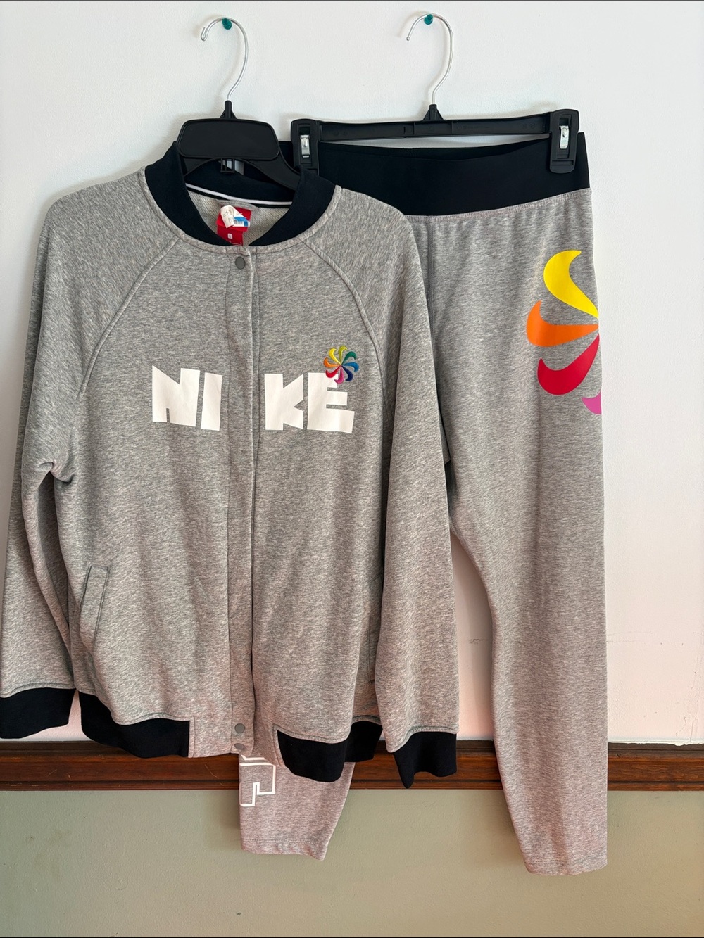 Nike Gray women Jack and Leggings Set with White Logo and Multicolor Swirl